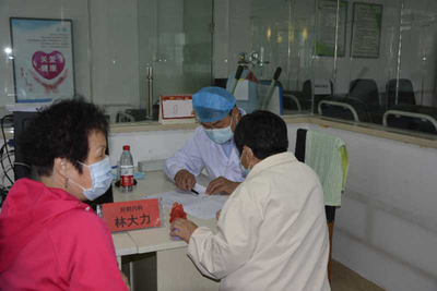 政協(xié)委員送醫(yī)進(jìn)社區(qū) 哈爾濱市香坊區(qū)政協(xié)“六進(jìn)”活動全面啟動